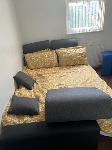 1 bedroom in a house share to rent - Photo 2