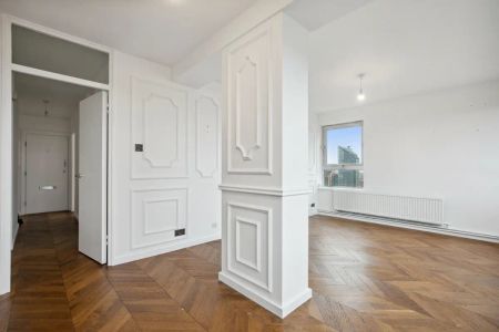 2 bedroom flat in Battersea Church Road - Photo 3