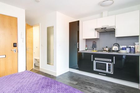 1 bedroom in a flat share to rent - Photo 3