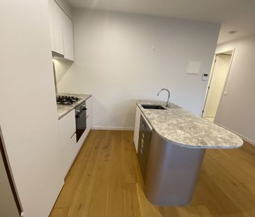 Stylish 2 Bedroom Apartment-Very close to train. - Photo 5