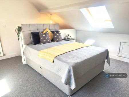 1 bedroom in a house share to rent - Photo 4