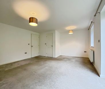 3 bedroom Semi-Detached House to let - Photo 3