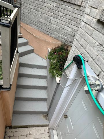 Detached Home For Lease | N9246977 - Photo 2