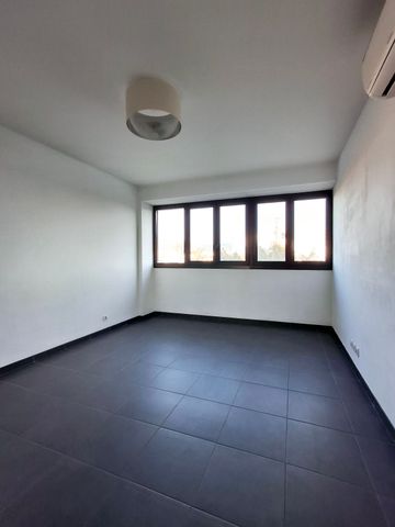 Appartement 3 pièces 73m2 MARSEILLE 8EME 1 016 euros - Photo 4