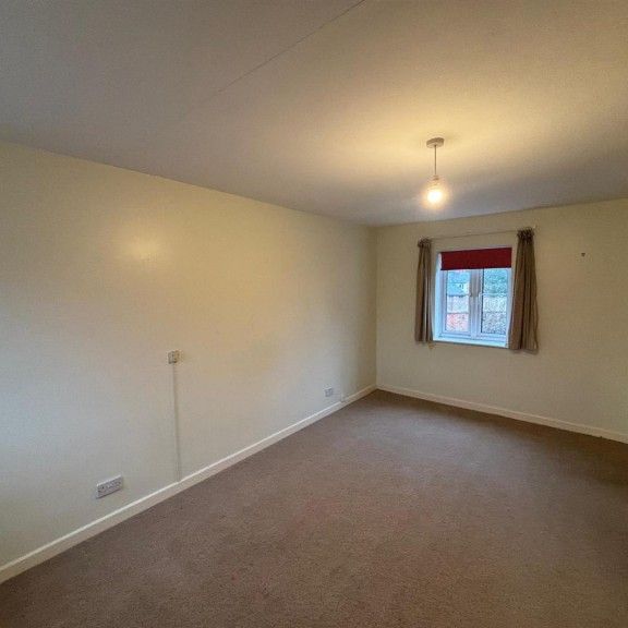 4 BED House To rent - Photo 1