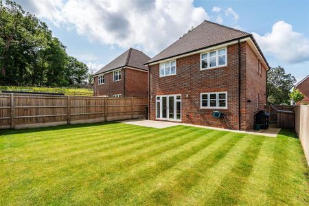 4 bedroom detached house to rent - Photo 3