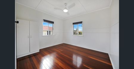 Cute 3 Bedroom Cottage in Great Location! - Photo 2