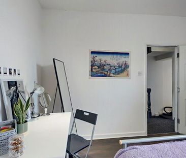 4 bedroom flat to rent - Photo 2