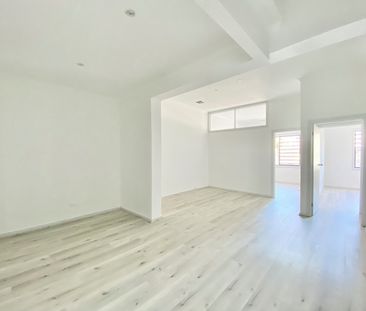 LOVELY THREE BEDROOM APARTMENT IN PRIME LOCATION - Photo 4