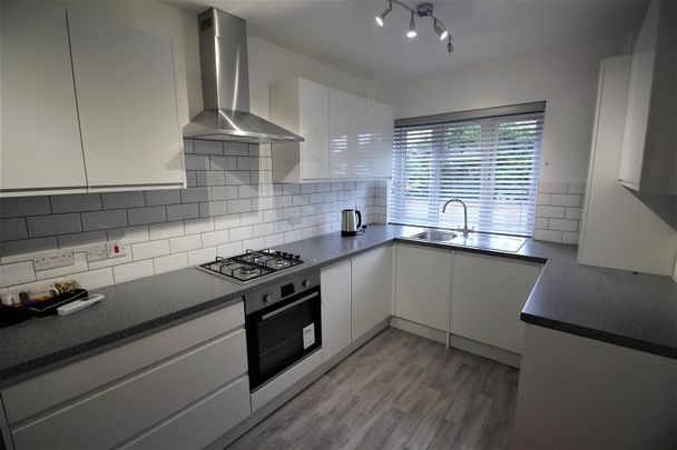 2 bed flat to rent in Stonegrove, Edgware, HA8 - Photo 1