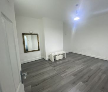 THREE BEDROOM TERRACED PROPERTY - Photo 1