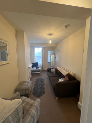 2 Bed Flat, Colwick Road Nottingham, NG2 - Photo 2