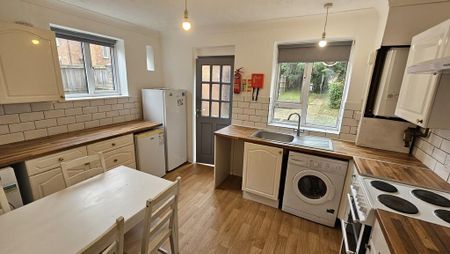 1 bedroom in a house share to rent - Photo 2