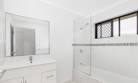 Spacious Family Living in a Quiet Street - Photo 5