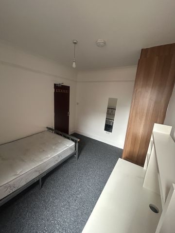 Room in a Shared House, Gordon Avenue, SO14 - Photo 2