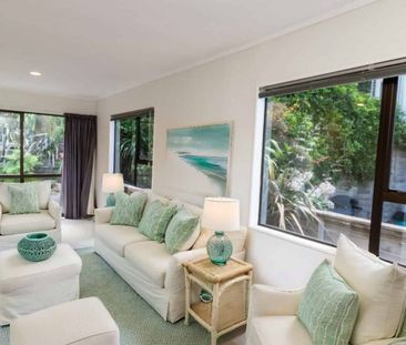 Gorgeous 2 bedroom apartment with million dollar views! - Photo 2