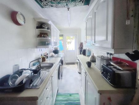 2 bedroom semi-detached house to rent - Photo 5