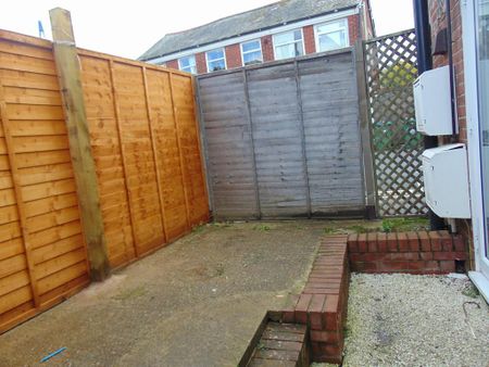 3 bedroom ground floor flat to rent - Photo 5