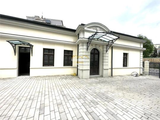 Monument istoric restaurat in totalitate Parter+1 Pretabil Cafenea /Showroom /Activitate comerciala - Photo 1
