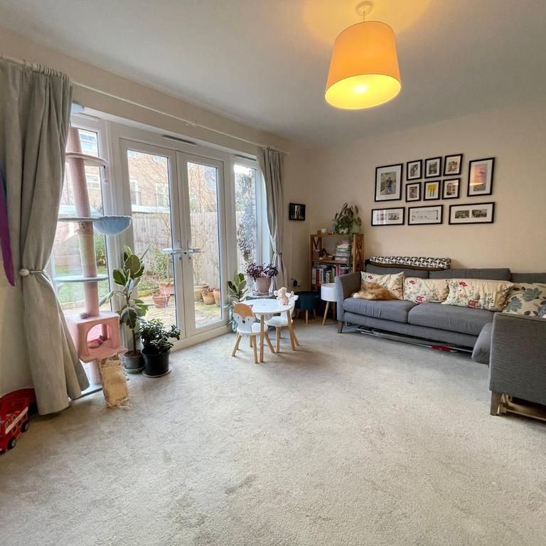 4 bedroom end of terrace house to rent - Photo 1