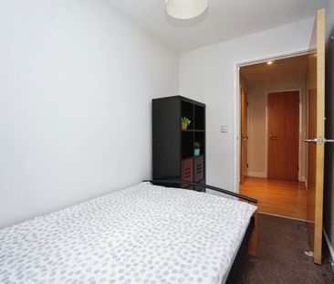 2 bedroom Flat To Let - Photo 1