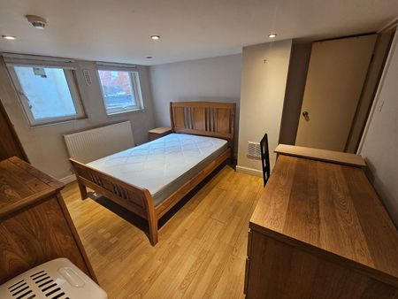 6 Bed - 137 Ash Road, Headingley, Leeds - LS6 3HD - Student - Photo 3