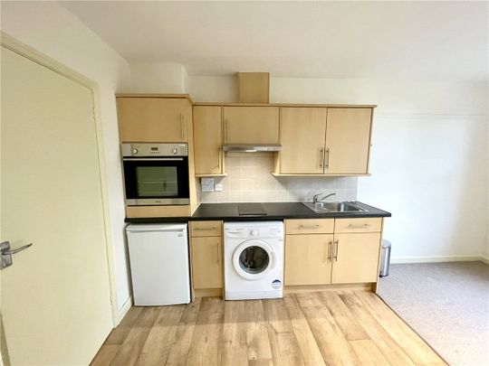 A studio flat in the heart of Summertown. The property is situated just to the north of the main shops and bus stop to the city centre. Suitable for a single occupant only. - Photo 1