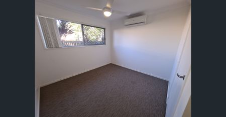 MODERN AIR CONDITIONED TOWNHOUSE - Photo 4