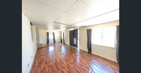 SPACIOUS FAMILY HOME! - Photo 3