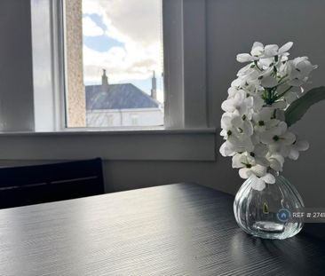 1 bedroom in a flat share to rent - Photo 5