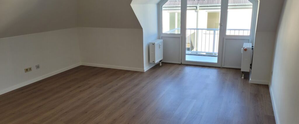 Gemütliche 3-Zi.-Whg. mit neuem Bad, neuem Laminatboden und Balkon in Dresden Weißig. - Photo 1