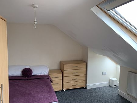 2 Bedrooms in a HMO House - Viewing Highly Recommended - Photo 2