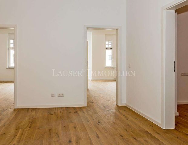 Attraktive Drei-Zimmer-Altbauwohnung mit Balkon in kernsaniertem Haus - Photo 1