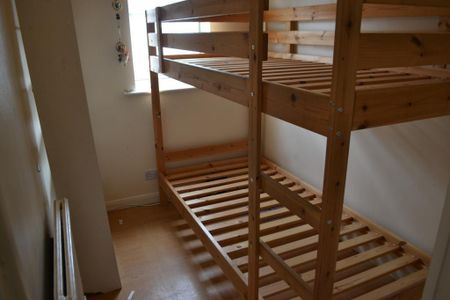 3 bedroom end of terrace house to rent - Photo 4