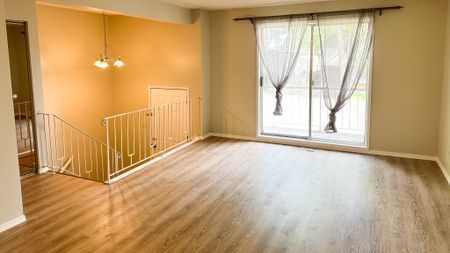 Main Floor Bowness Duplex: Utilities Included. - Photo 2