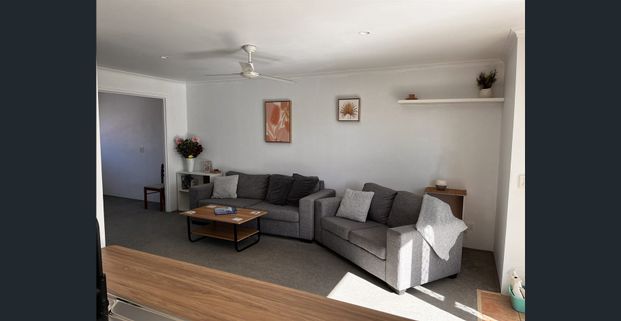 Great Unit Fantastic Location $700 per week furnished - Photo 1