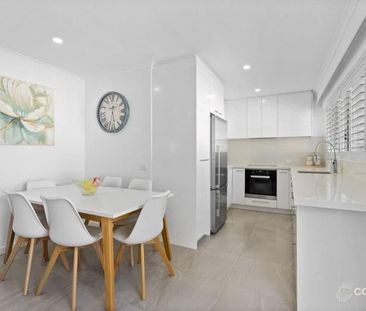 Fully Furnished Coastal Apartment – Just 50 Metres from the Beach - Photo 4