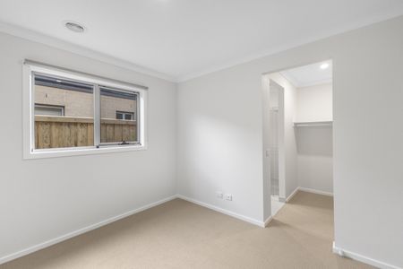 95 Modena Avenue, Fraser Rise VIC 3336 - House For Rent | Domain - Photo 4