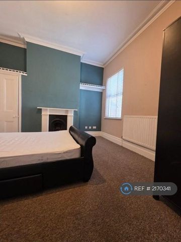 1 bedroom in a house share to rent - Photo 2