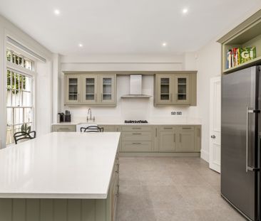 A handsome five-bedroom townhouse with a large garden in W2 - Photo 4