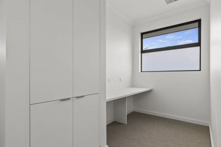 Lovely Three Bedroom Town house in the heart of Seaton - Photo 4