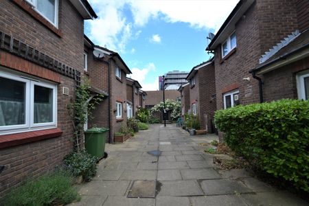 Terraced House to rent - Vaughan Williams Close, London, SE8 - Photo 5