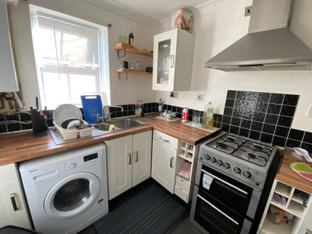£1,275 PCM, Two Bedroom House with Off-Road Parking and Enclosed Garden in Waterhouse Drive, Grangetown, Cardiff, CF11 8AY - Photo 5