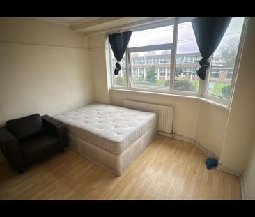 2 Bed Terraced House, Huxley Drive, RM6 - Photo 5