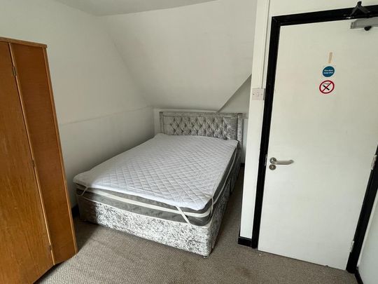 1 bedroom in a flat share to rent - Photo 1