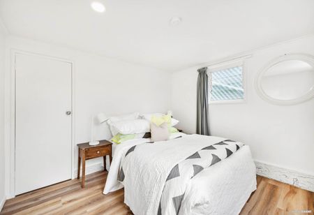 Cozy sunny one bedroom PLUS downstairs sleepout unit in Saint Heliers. - Photo 5