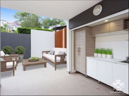 ONE WEEK FREE RENT! Fully Furnished nearly new townhouse ready to move in!!! Close to UQ!!! - Photo 3