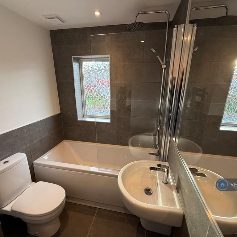 3 bedroom semi-detached house to rent - Photo 1