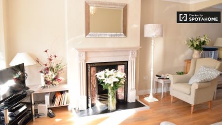 Bright room in 4-bedroom house in Riverston Abbey, Dublin - Photo 5