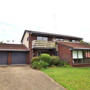 Beautiful Home Near Golf Course - Photo 3